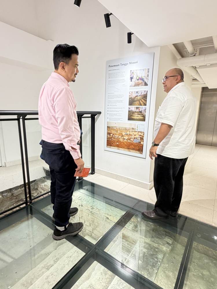 Touring the building during the presentation