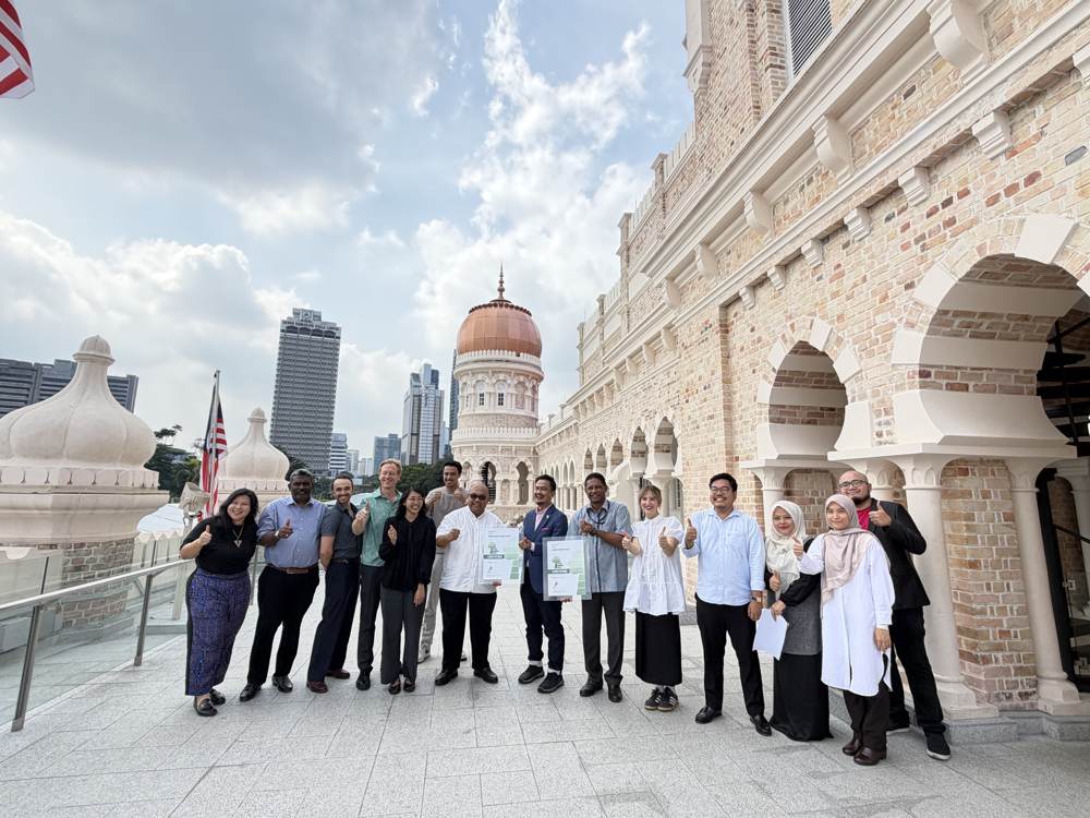 The certificate presentation group at Bangunan Sultan Abdul Samad