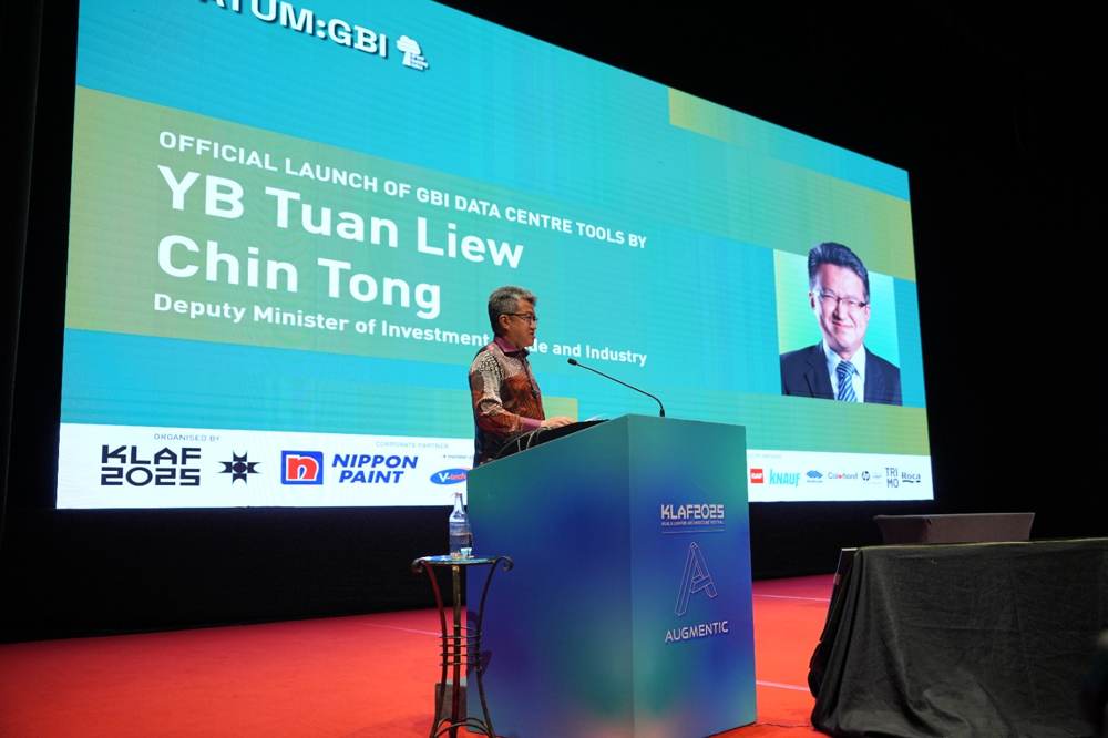 YB Tuan Liew Chin Tong at the launch podium