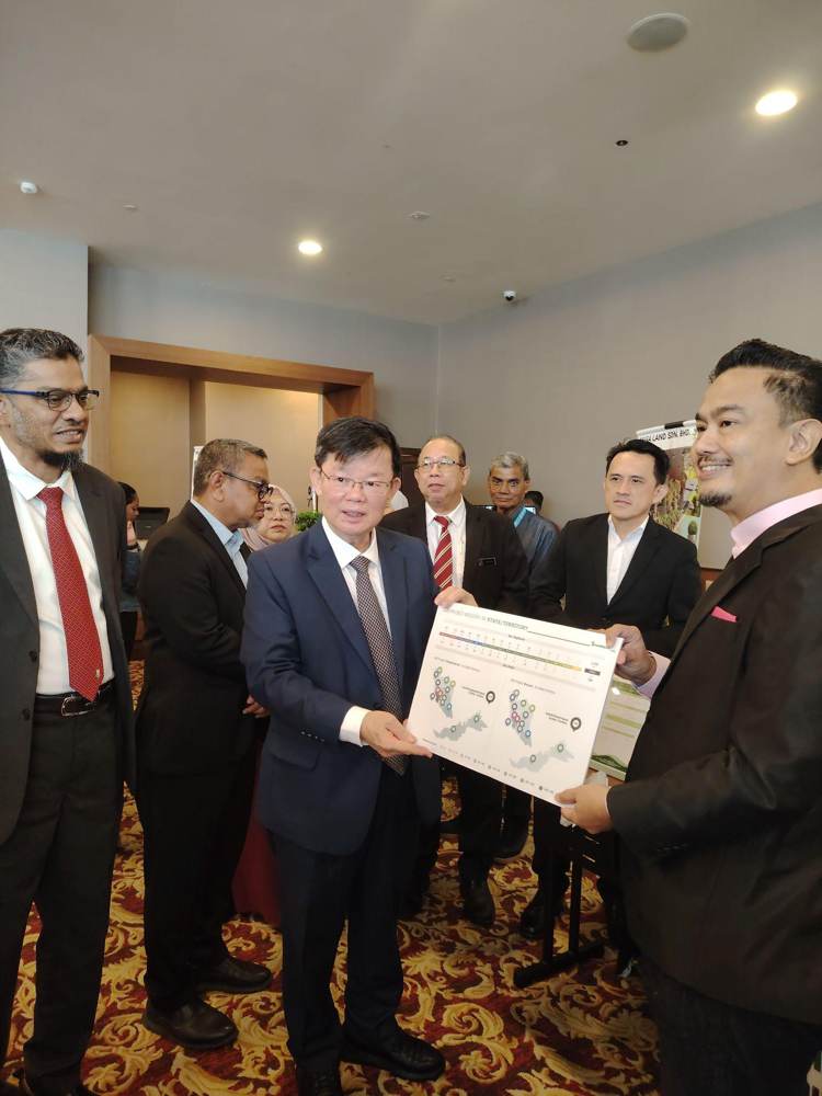 Chief Minister of Penang visiting the GBI booth